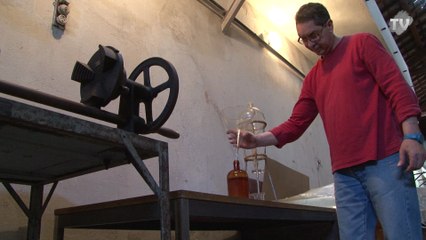 Après la cueillette de la fleur d'oranger, la distillation