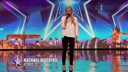 Lorsque cette maman se met à chanter, le public se tait et reste ébahi !