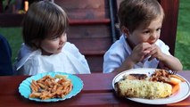 Deux petits enfants adorable