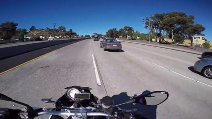 Il ne faut pas laisser ses pieds traîner sur l'autoroute