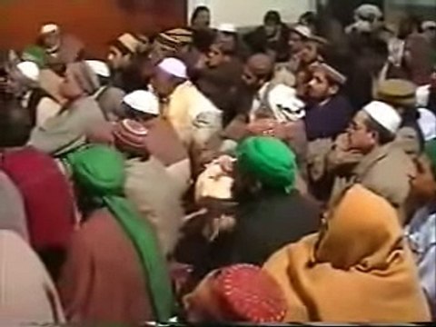 Qabr ko Chumna aur Sajda karna kaisa hai - Mufti Akmal Sahab
