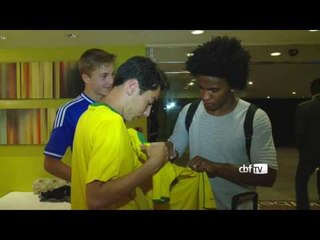 Willian e Jonas se apresentam à Seleção Brasileira