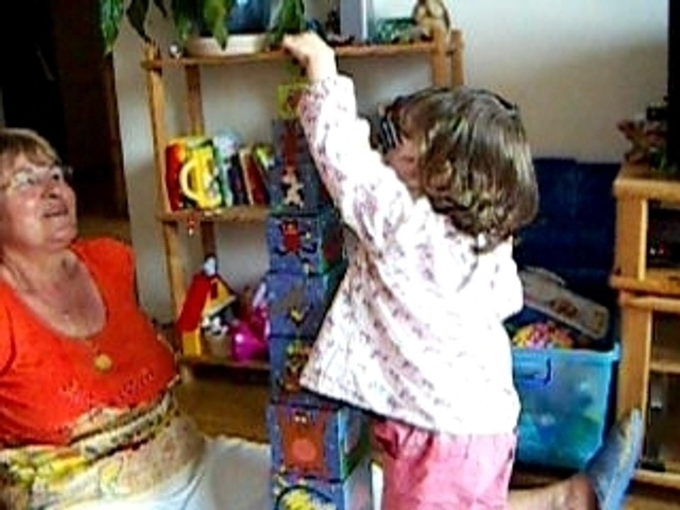 Julie s'amuse avec ses cubes