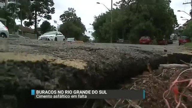 Com cimento asfáltico em falta, buracos tomam conta das ruas no RS