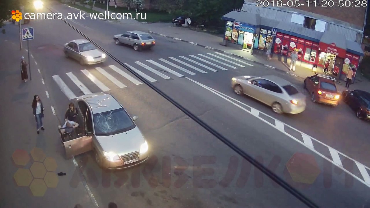 Il détruit une voiture à mains nues en se faisant tirer dessus en Russie !