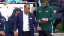 Il montre un hors jeu en replay sur mobile à l'arbitre de touche pendant un match de Football - Turquie vs Angleterre