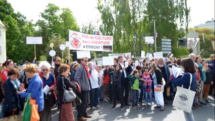 300 personnes rassemblées le 21 mai 2016 à Ermont à l'appel de l'association Bien vivre à Ermont pour sauver le Théâtre de l'Aventure.