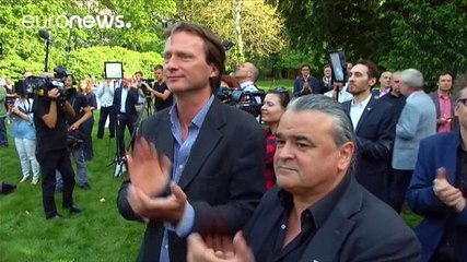 Розколота Австрія привітала нового президента, але праві радіють