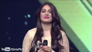 Ayeza Khan Won Best Actress Award at Lux Style Awards 2015