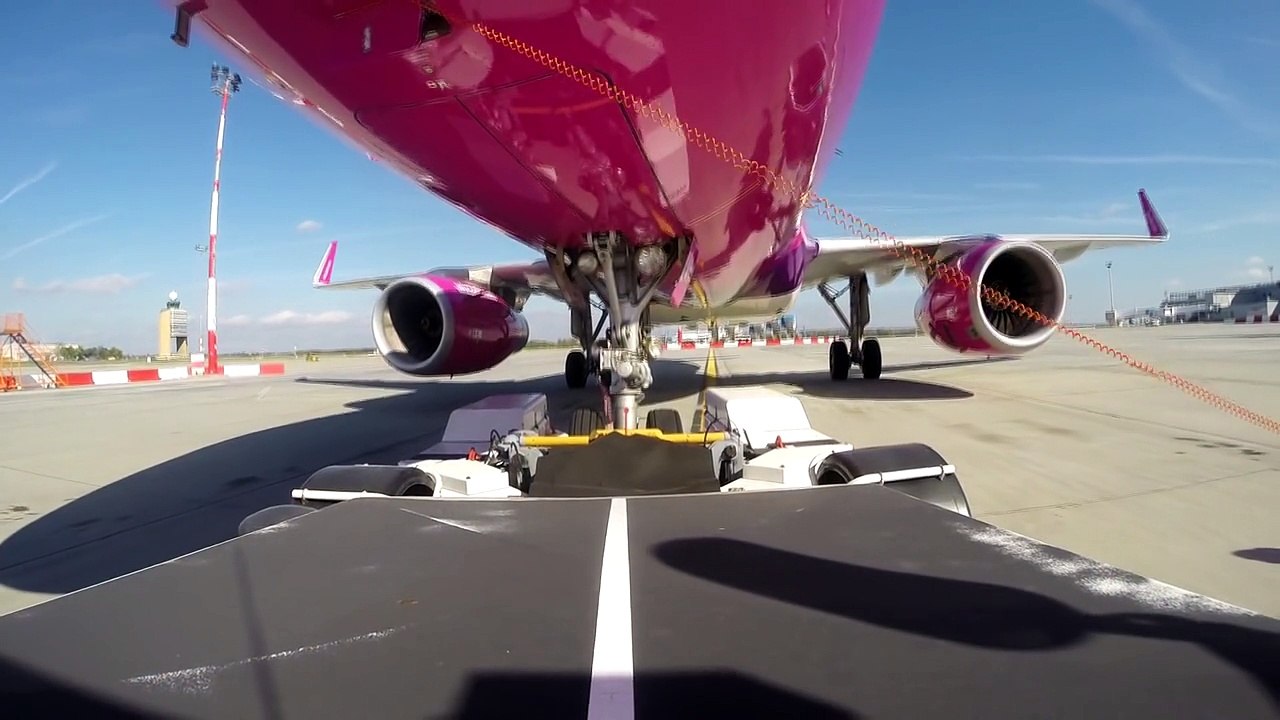 Un avion Airbus survole Budapest en rase-motte au dessus du -1