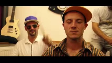 Une zik sur la société actuelle:" Les deux pieds dans la merde mais le cœur à la fête!