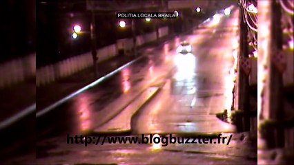 Un automobiliste coupe un rond point au milieu et s'envole !