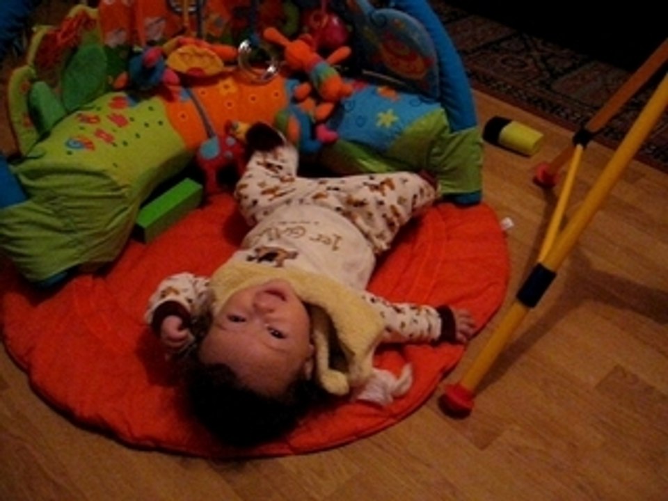 Lucas joue avec ses pieds