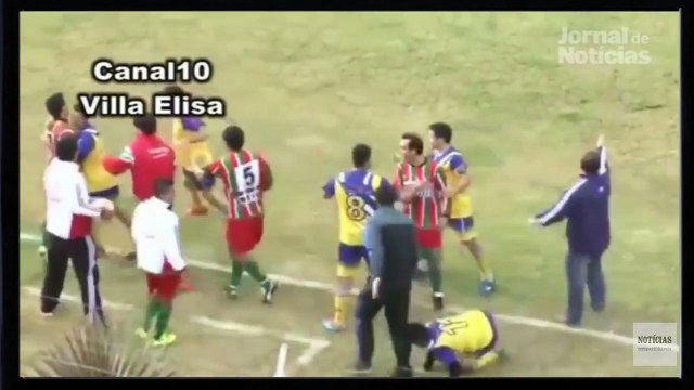 Jogador morre em campo após levar joelhada de adversário na cabeça