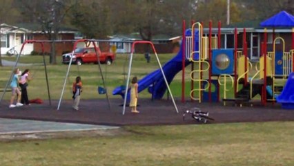 Les enfants jouent sur l'air de jeux mais s'arrêtent soudainement...découvrez pourquoi...
