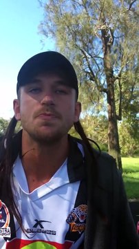 Ce junkie demande de la pisse clean pour passer un test à un passant lol