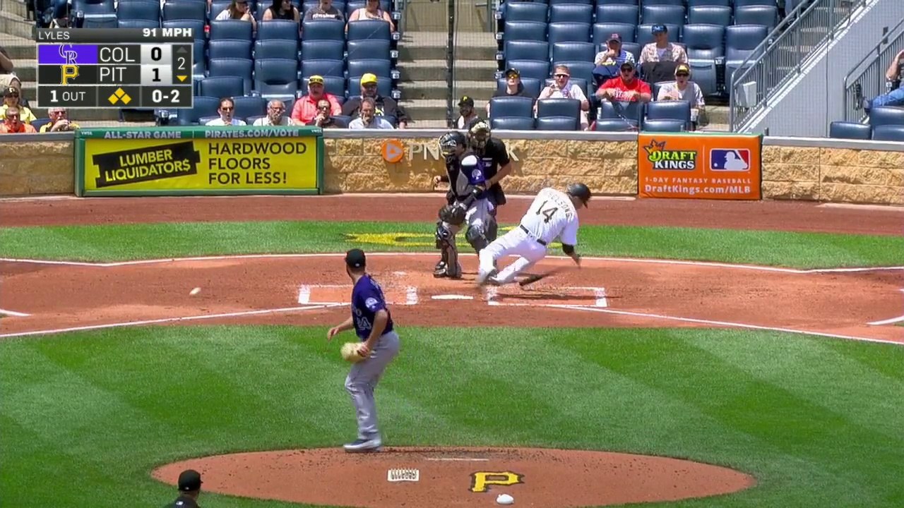 Ce joueur de Baseball prend la balle en pleine...
