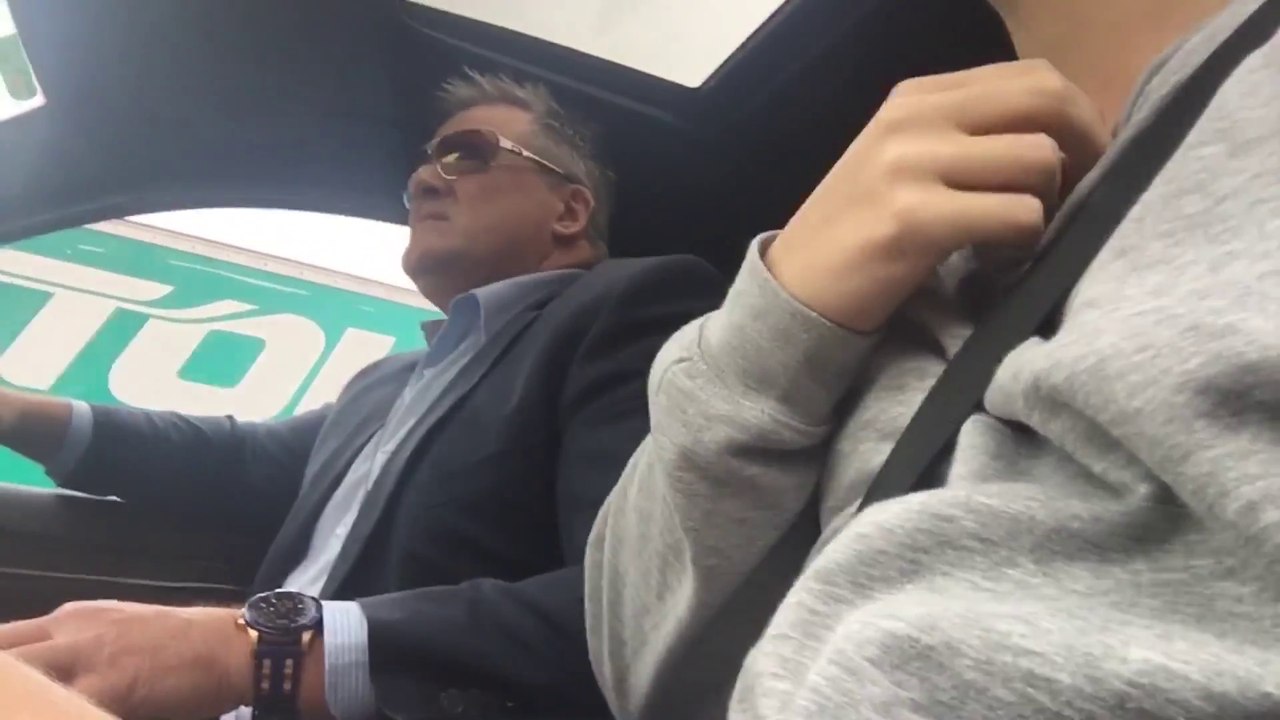 Il piège son père au volant qui insulte tout le monde LOL