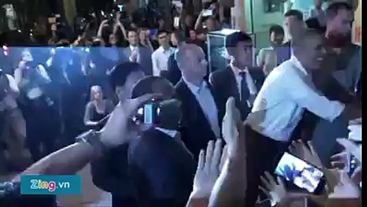 Obama appears idyllic, mingle with the crowd in Hanoi after eating bun cha
