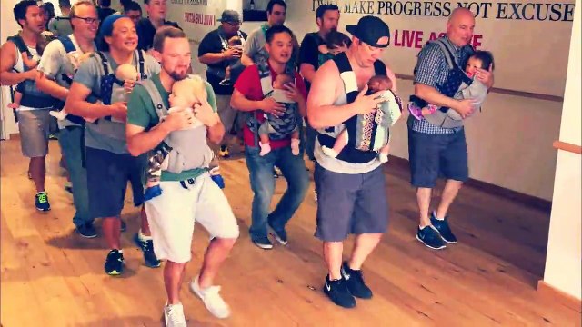 Des papas dansent avec leurs bébés