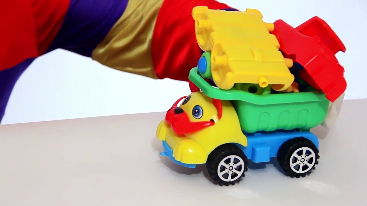 Dima der lustige Clown - Wir bauen einen bunten Jeep! Lustige Kindervideos in Deutsch