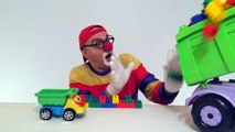 Dima der lustige Clown und der Lastwagen spielen mit Bausteinen! Toller Spass für Kinder(2)