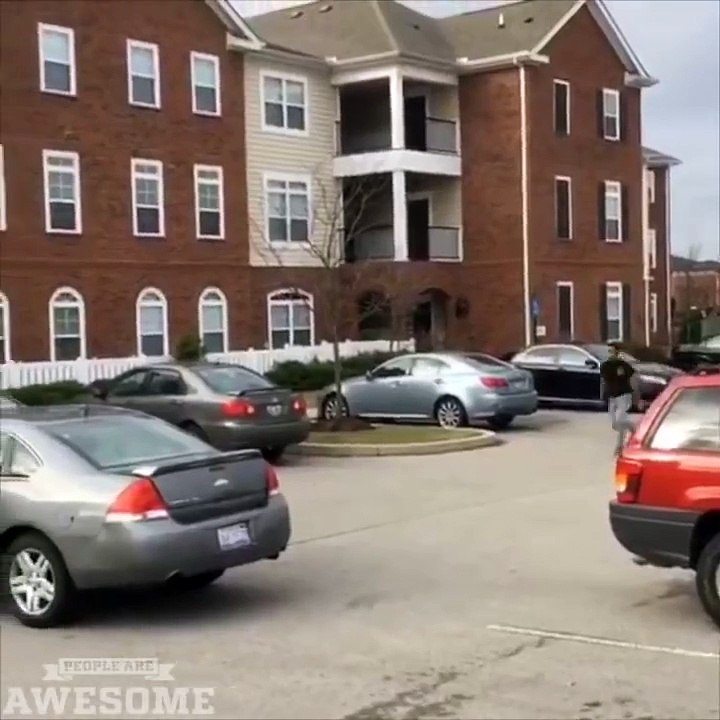 Les sauts incroyables d'un as du parkour