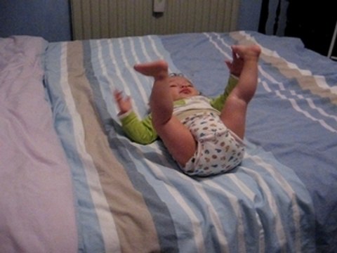 Lucas joue avec ses pieds