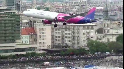 ¡Un avión de pasajeros sobrevuela el centro de Budapest!