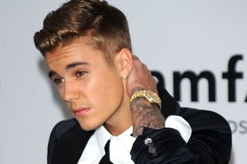 Justin Bieber, Hayranının Hediyesini Yere Fırlattı