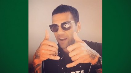 Daniel Alves tira onda com Pelé: 'Tenho mais títulos'
