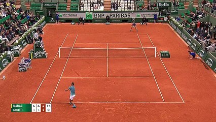 Incroyable passing entre les jambes de Rafael Nadal à Roland-Garros