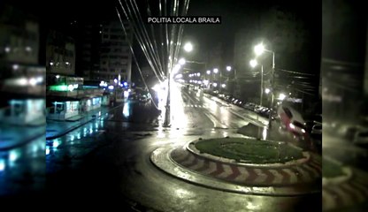 Un automobiliste fonce tout droit au rond point