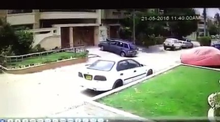 کراچی میں ون مین شو واردات تنہا ڈاکو کارسوار خاتون سے نقدی ۔زیوارت۔موبائل لوٹ کر فرار