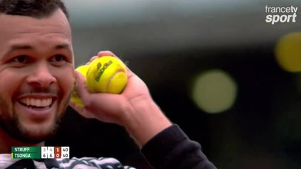 Tsonga donne ses consignes à une jeune ramasseuse de balles