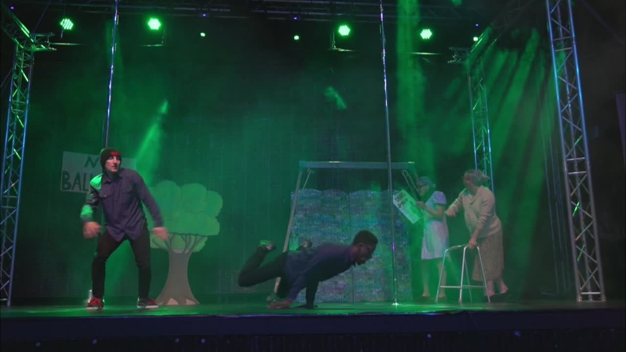 8-Month Pregnant Pole Dancer Wows the Crowd at Pole Theatre UK