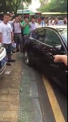 Range Rover vs Jaguar - Road Rage in China