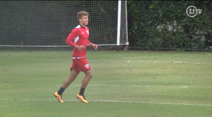 Que categoria! Lucas Fernandes dá belo chapéu durante treino do São Paulo