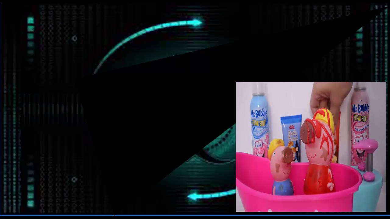 Pig George Da Familia Peppa Pig Banho na Banheira de Espuma!!! Em Portugues Tototoykids