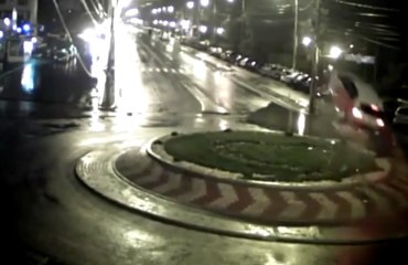 Roumanie une voiture s’envole en passant par-dessus un rond-point!