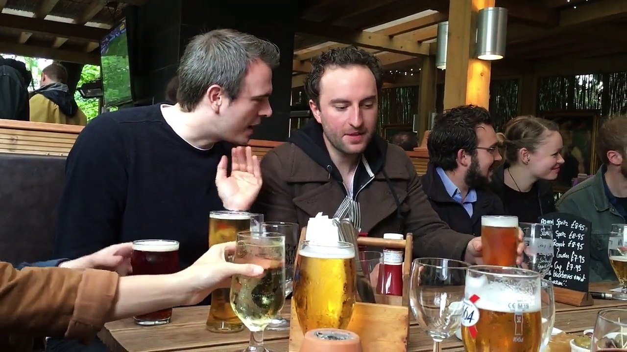 Il va faire une surprise à son pote qui lui a envoyé une photo de son pénis.