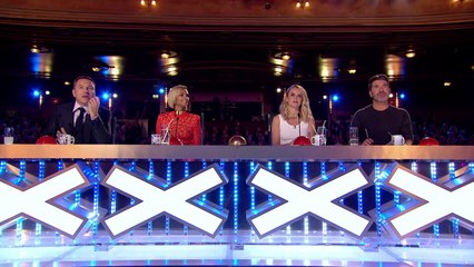 Lors d’une audition, il demande aux juges de lui toucher le front avec un doigt et fait quelque chos