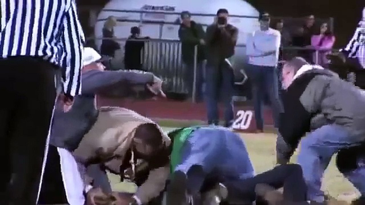 Un homme bourré fait le malin sur un terrain de foot US et se fait corriger