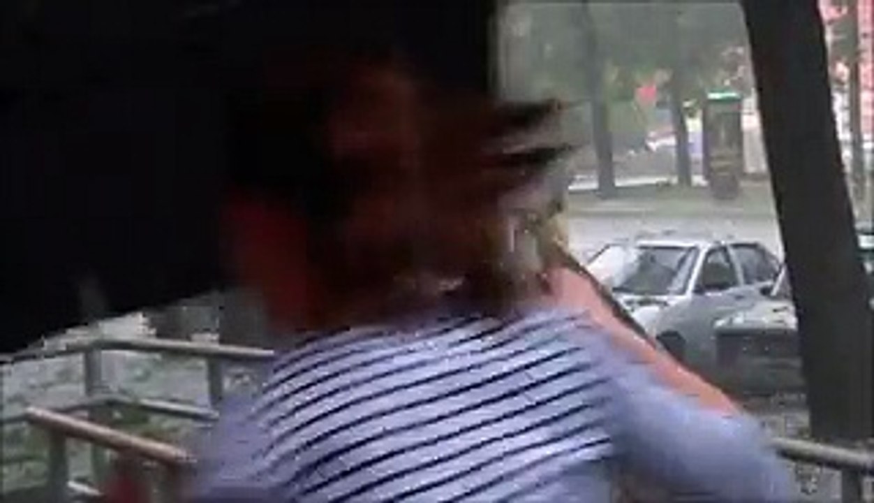 Insolite-Pour protéger sa voiture contre la grêle, cette dame se couche sur sa carrosserie