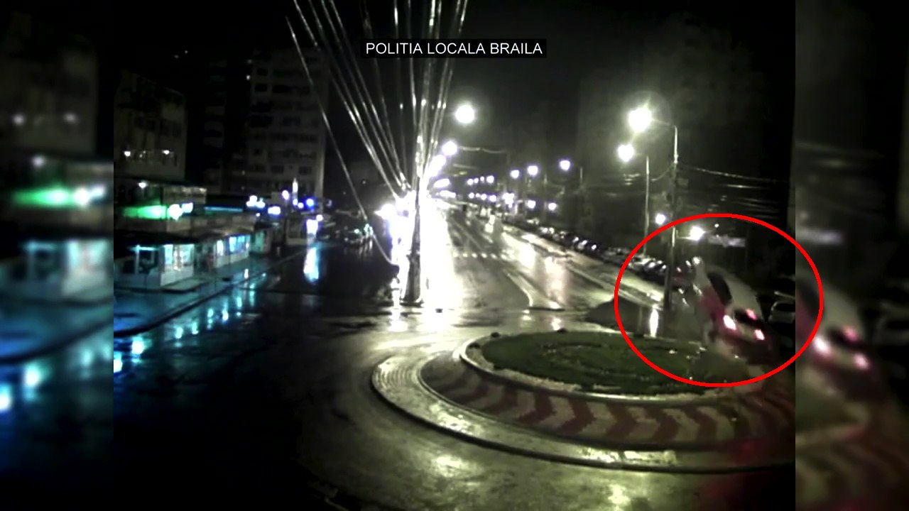 Un jeune conducteur prend un rond point tout droit et décolle