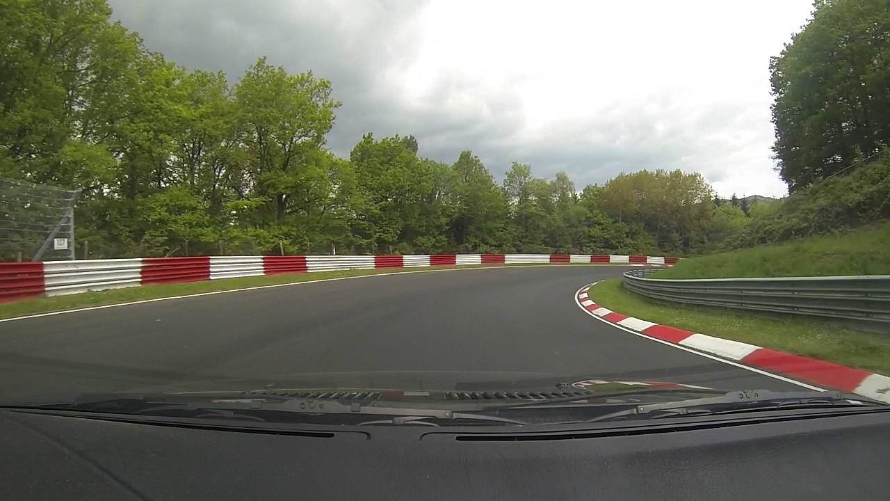 Nurburgring Nordschleife 15.05.2016 bouchonné par une 911