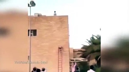 Hombre salvó a un niño que estaba en el borde del techo de una casa