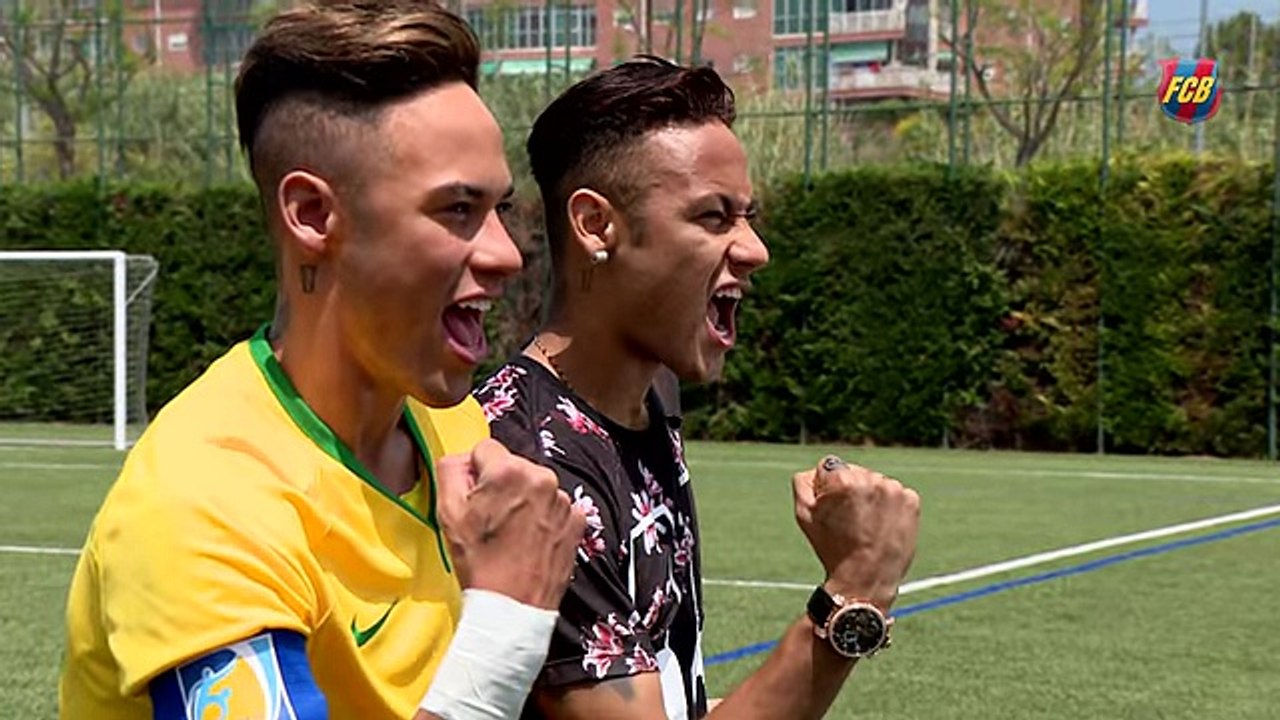 Neymar rencontre sa statue de cire