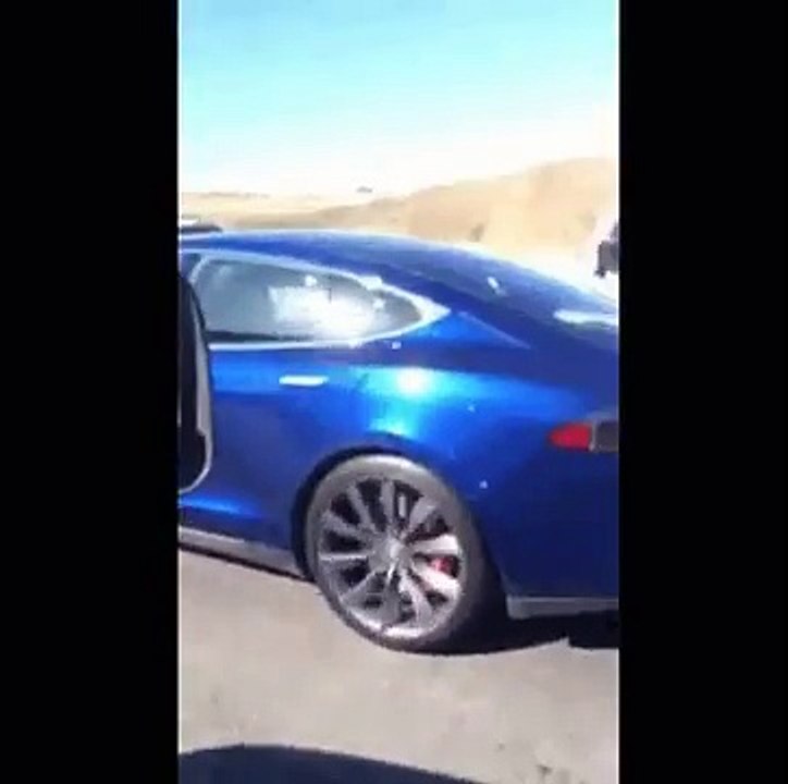 Dormir au volant d'une Tesla dans un embouteillage