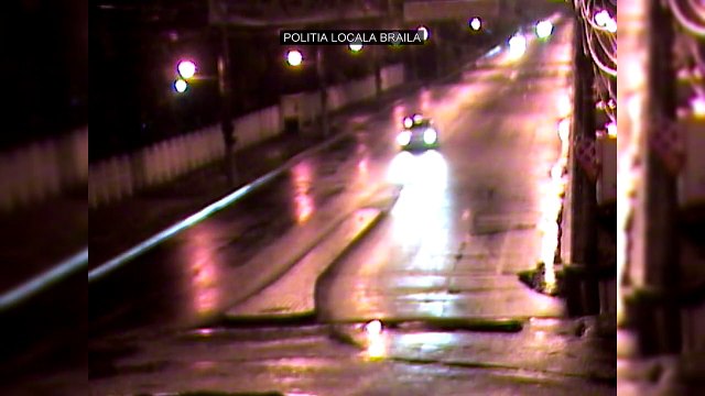 Une voiture s'envole en fonçant tout droit dans un rond-point